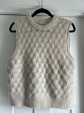 Universal Thread Cream Textured Knit Sleeveless Crewneck Sweater Vest